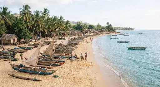 Pirogues alignées sur la plage d'un village côtier de Madagascar