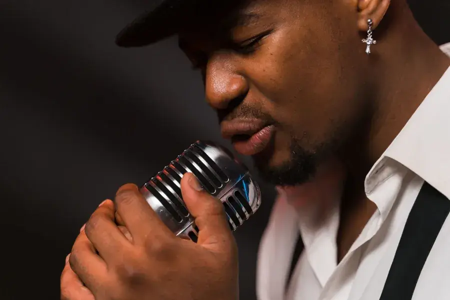 Chanteur interprétant un chant traditionnel au micro
